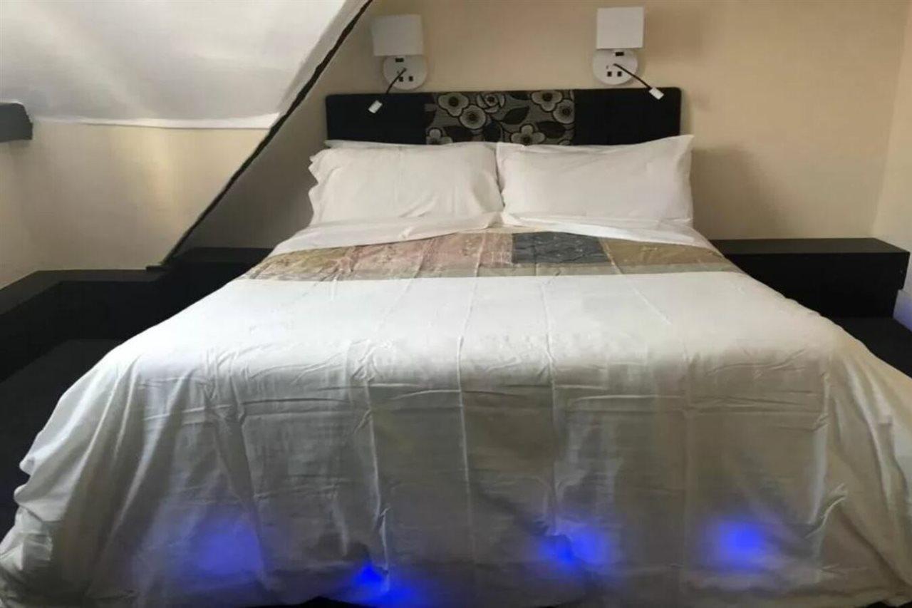 The Old Black Horse 3*